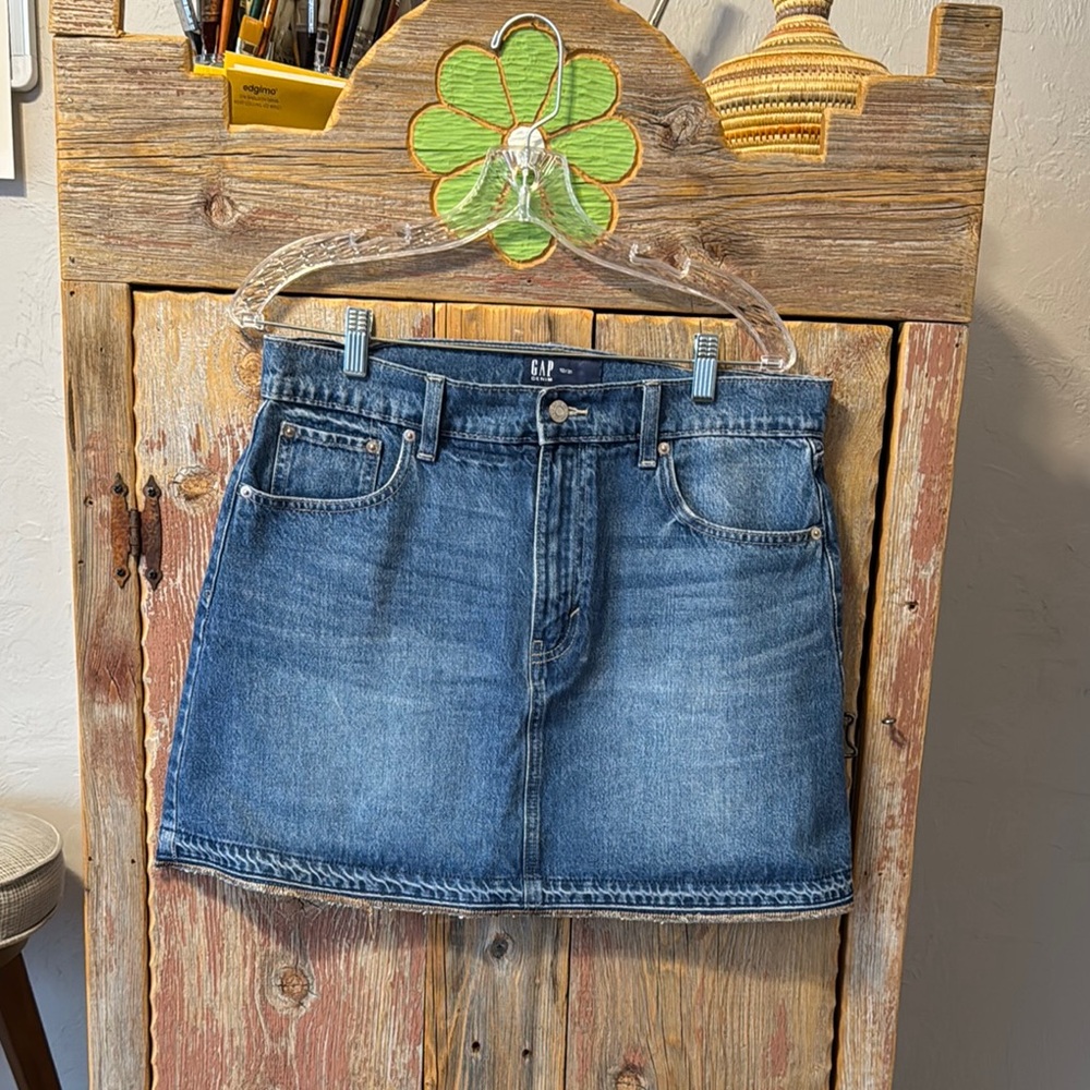 GAP Women's Blue Denim Skirt size 12/31 with frayed hem.  New without tags.